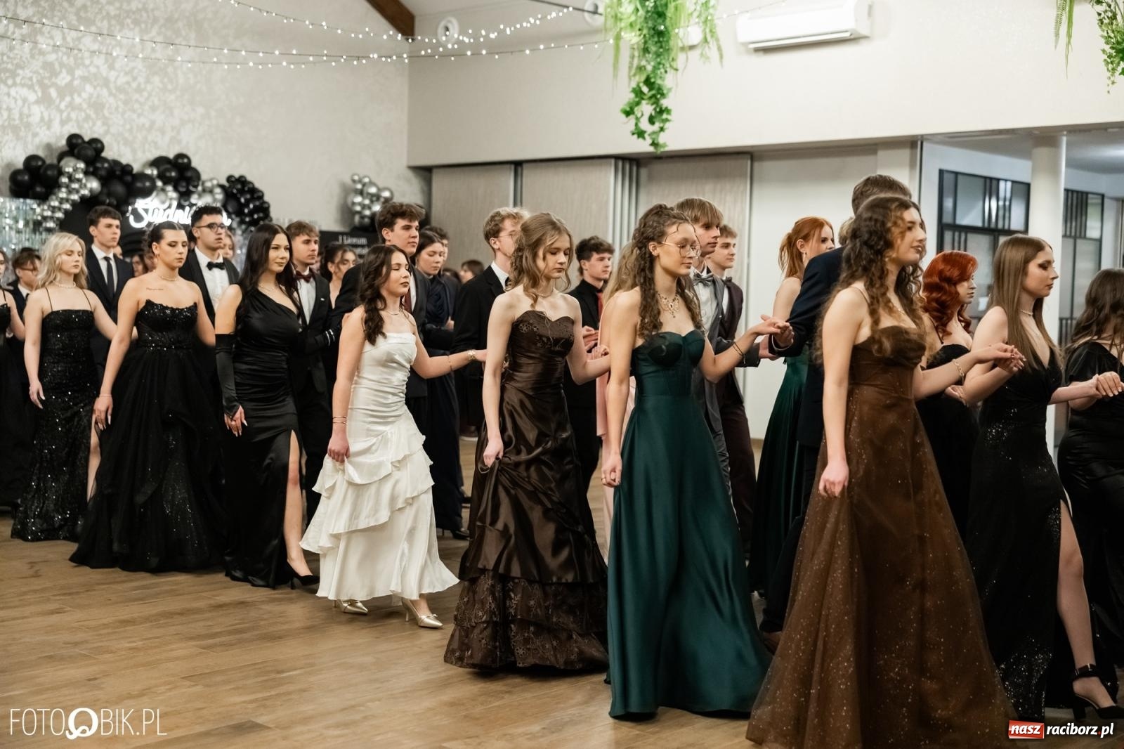 Zdjęcie w galerii na portalu naszraciborz.pl: ZSO nr 1 w Raciborzu po raz pierwszy bawi się na studniówce w Rudach [FOTO i WIDEO] wiadomości z regionu