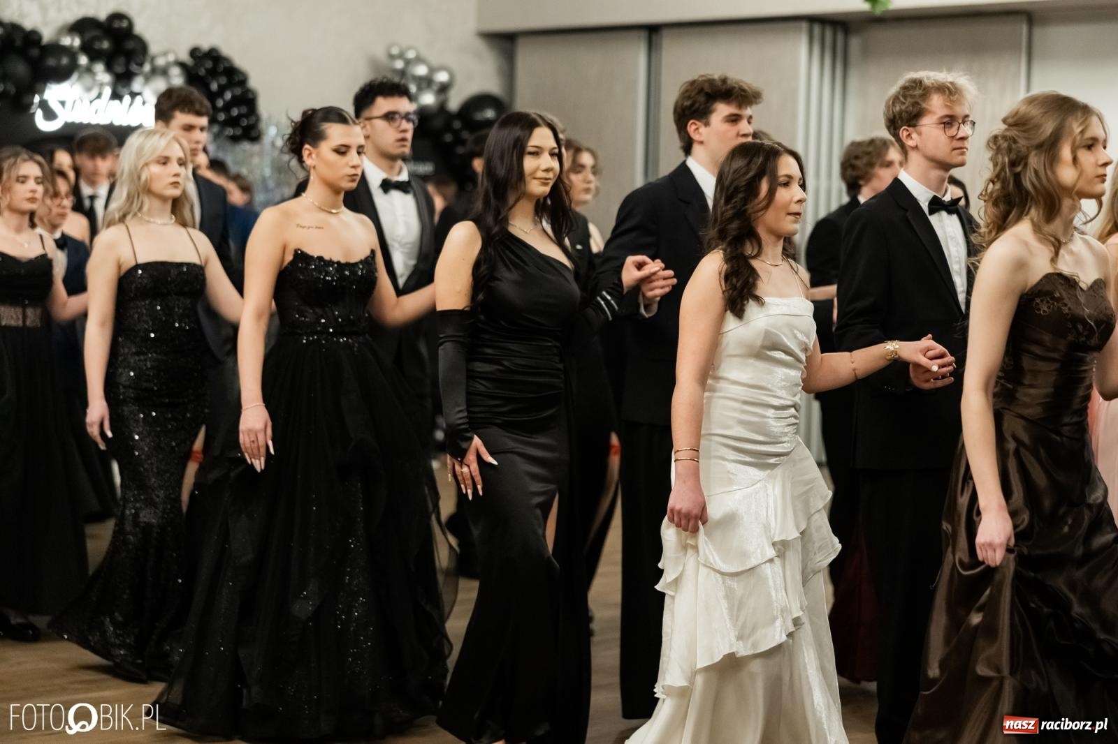 Zdjęcie w galerii na portalu naszraciborz.pl: ZSO nr 1 w Raciborzu po raz pierwszy bawi się na studniówce w Rudach [FOTO i WIDEO] wiadomości z regionu