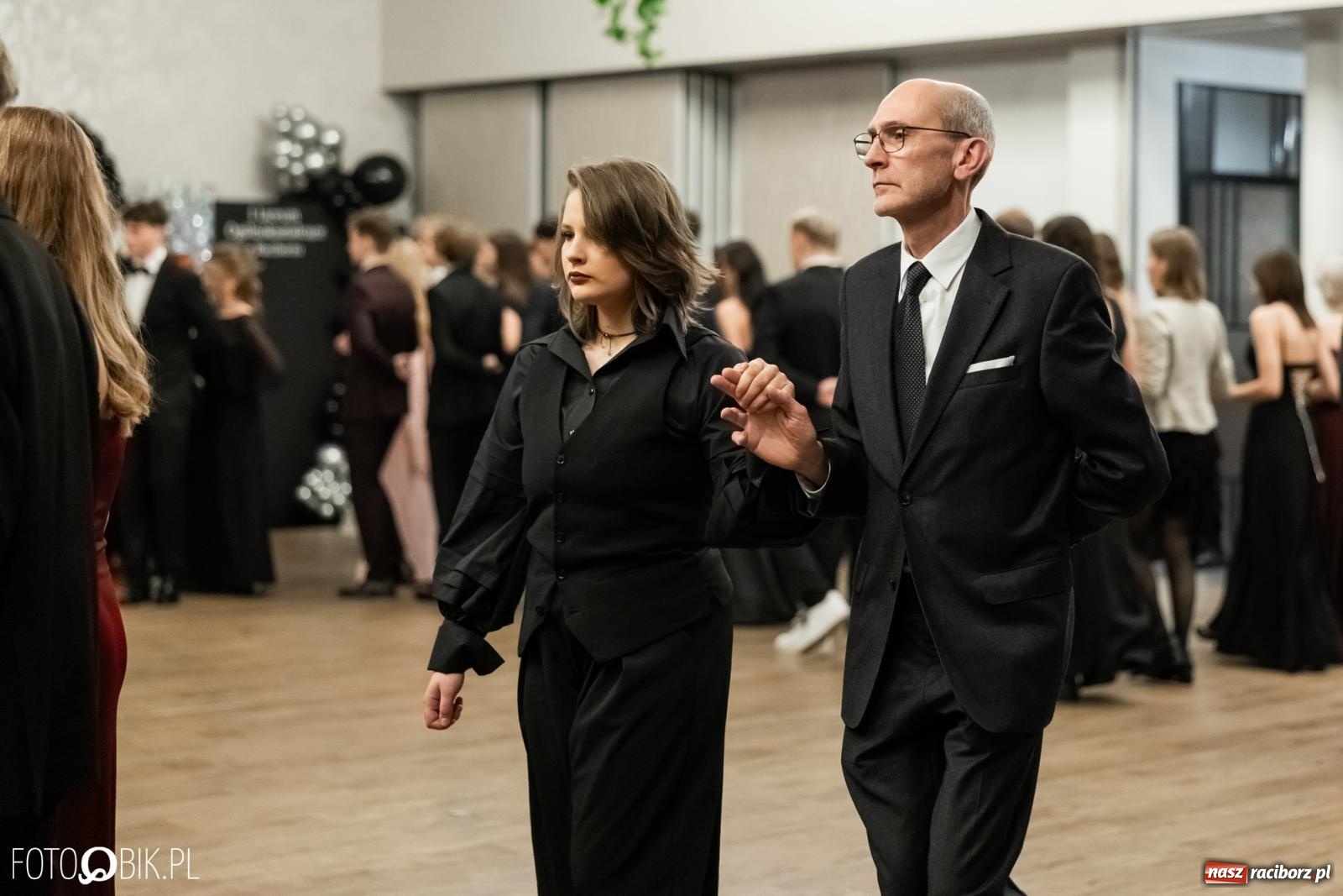 Zdjęcie w galerii na portalu naszraciborz.pl: ZSO nr 1 w Raciborzu po raz pierwszy bawi się na studniówce w Rudach [FOTO i WIDEO] wiadomości z regionu