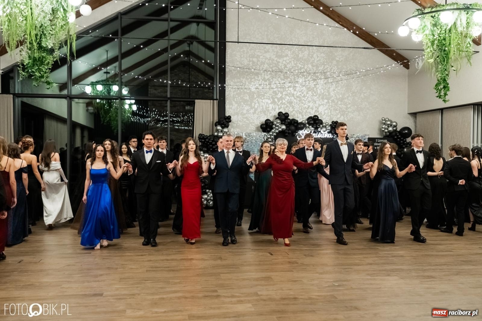 Zdjęcie w galerii na portalu naszraciborz.pl: ZSO nr 1 w Raciborzu po raz pierwszy bawi się na studniówce w Rudach [FOTO i WIDEO] wiadomości z regionu