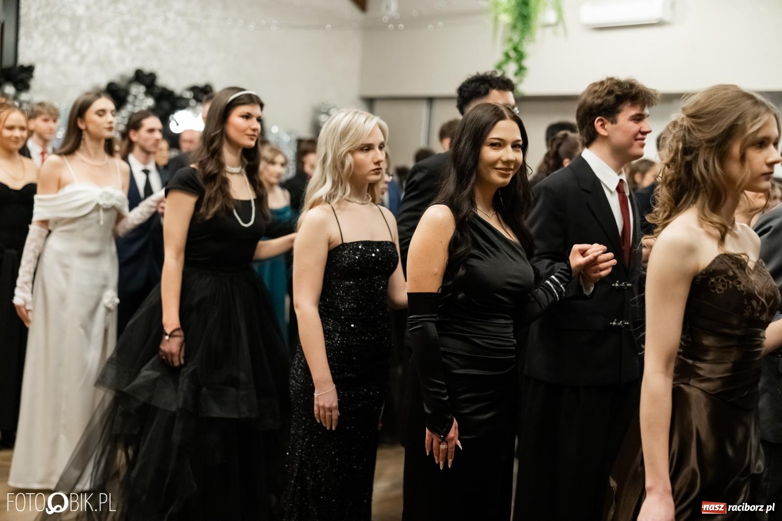 Zdjęcie w galerii na portalu naszraciborz.pl: ZSO nr 1 w Raciborzu po raz pierwszy bawi się na studniówce w Rudach [FOTO i WIDEO] wiadomości z regionu