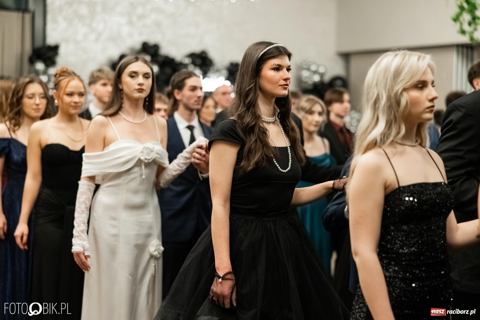 Zdjęcie w galerii na portalu naszraciborz.pl: ZSO nr 1 w Raciborzu po raz pierwszy bawi się na studniówce w Rudach [FOTO i WIDEO] wiadomości z regionu