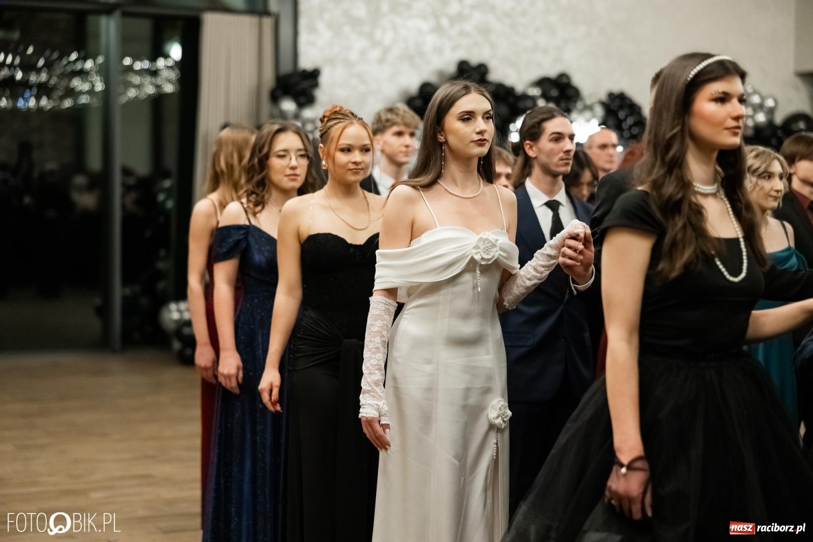 Zdjęcie w galerii na portalu naszraciborz.pl: ZSO nr 1 w Raciborzu po raz pierwszy bawi się na studniówce w Rudach [FOTO i WIDEO] wiadomości z regionu