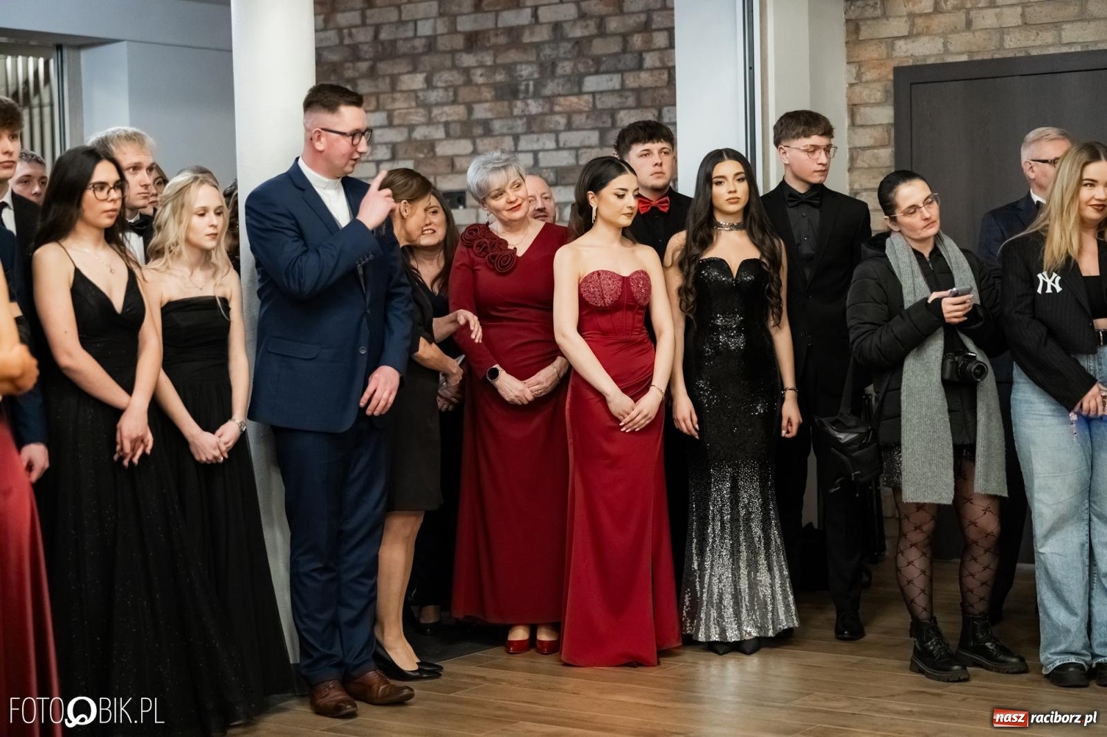 Zdjęcie w galerii na portalu naszraciborz.pl: ZSO nr 1 w Raciborzu po raz pierwszy bawi się na studniówce w Rudach [FOTO i WIDEO] wiadomości z regionu