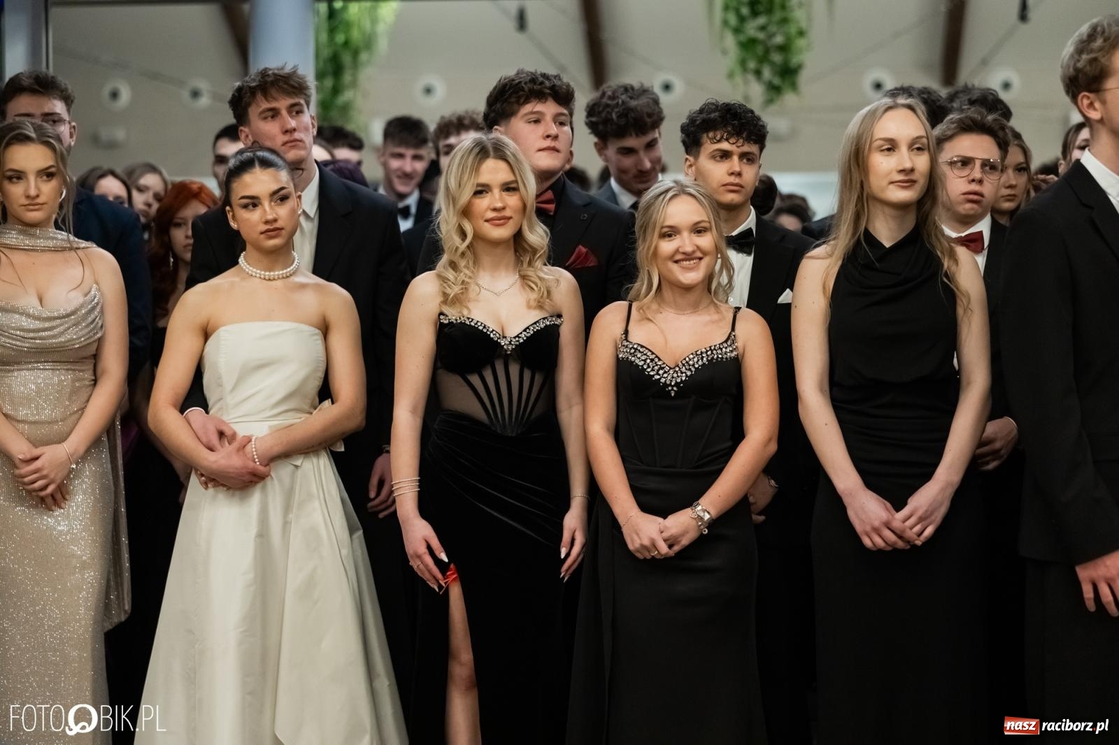 Zdjęcie w galerii na portalu naszraciborz.pl: ZSO nr 1 w Raciborzu po raz pierwszy bawi się na studniówce w Rudach [FOTO i WIDEO] wiadomości z regionu