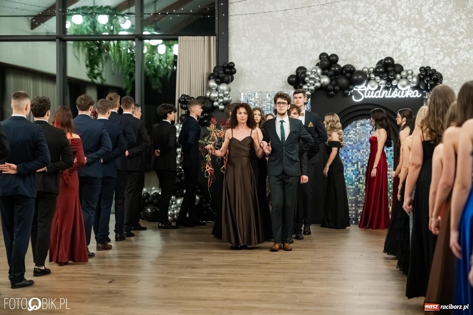 Zdjęcie w galerii na portalu naszraciborz.pl: ZSO nr 1 w Raciborzu po raz pierwszy bawi się na studniówce w Rudach [FOTO i WIDEO] wiadomości z regionu