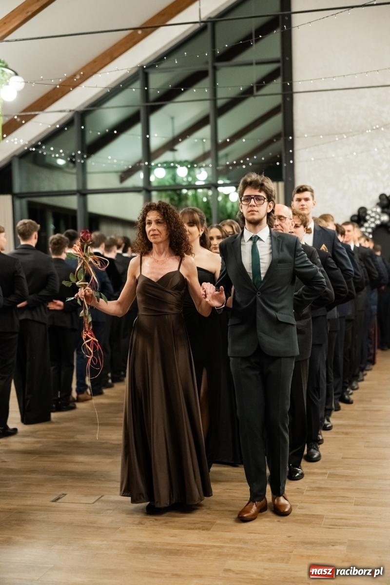 Zdjęcie w galerii na portalu naszraciborz.pl: ZSO nr 1 w Raciborzu po raz pierwszy bawi się na studniówce w Rudach [FOTO i WIDEO] wiadomości z regionu