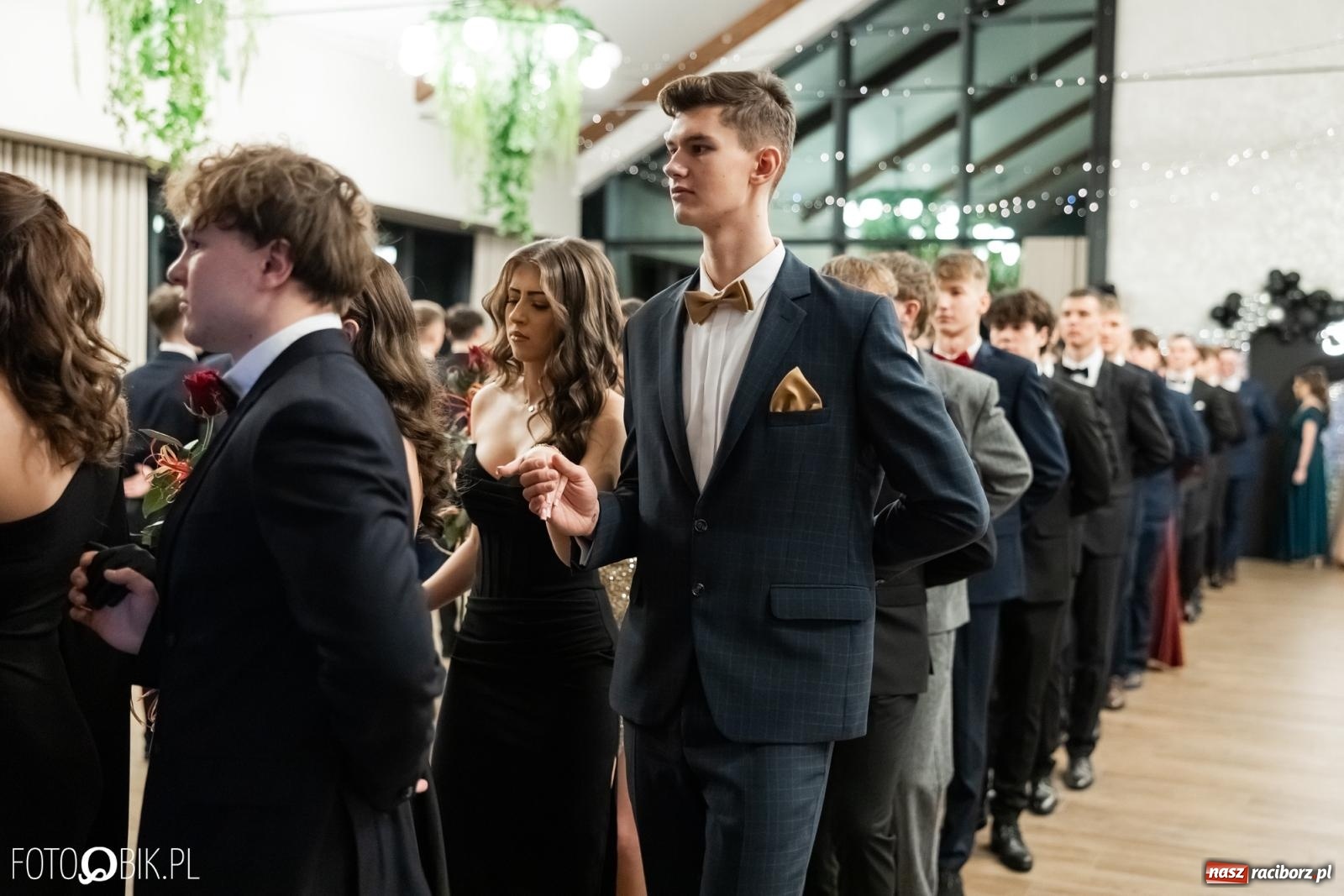 Zdjęcie w galerii na portalu naszraciborz.pl: ZSO nr 1 w Raciborzu po raz pierwszy bawi się na studniówce w Rudach [FOTO i WIDEO] wiadomości z regionu