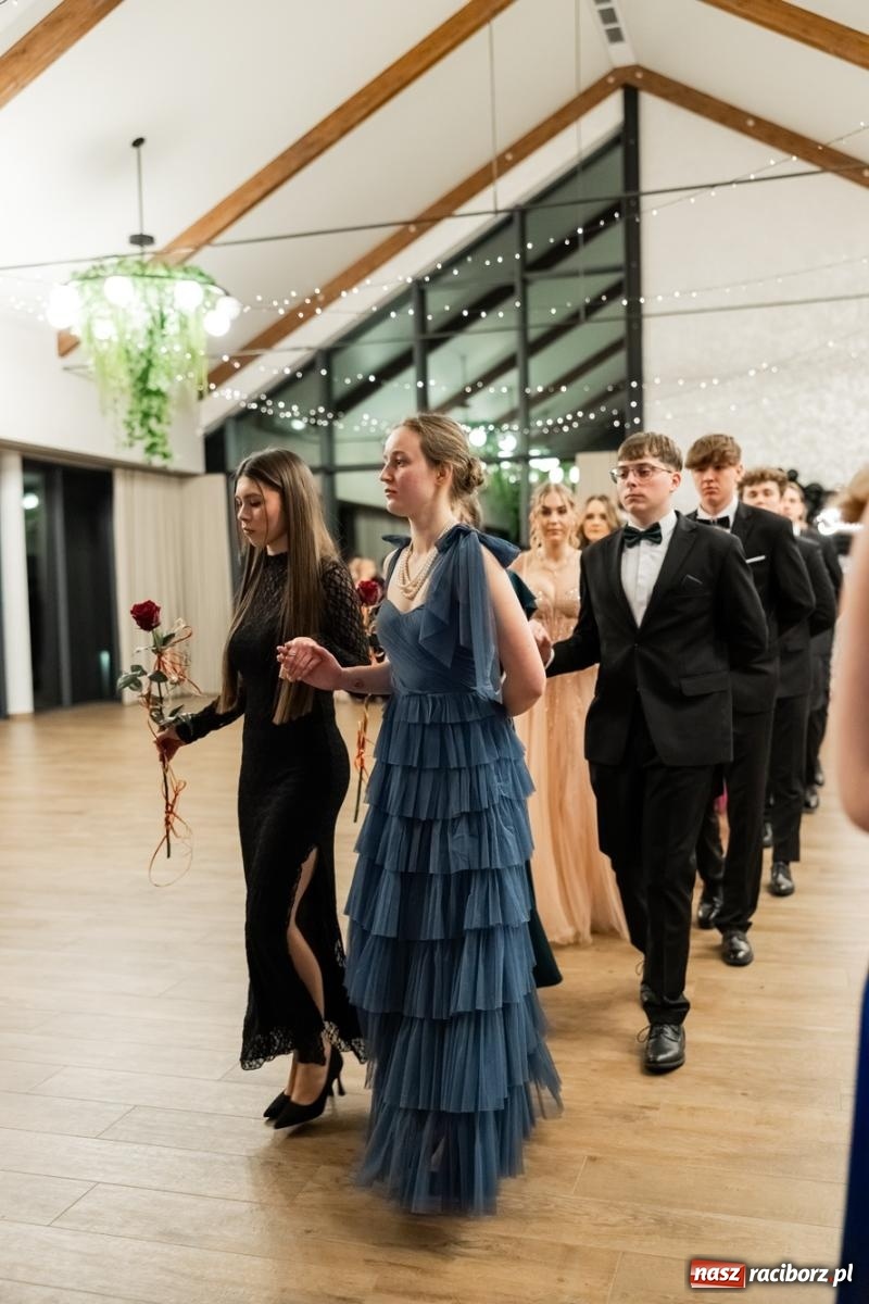 Zdjęcie w galerii na portalu naszraciborz.pl: ZSO nr 1 w Raciborzu po raz pierwszy bawi się na studniówce w Rudach [FOTO i WIDEO] wiadomości z regionu