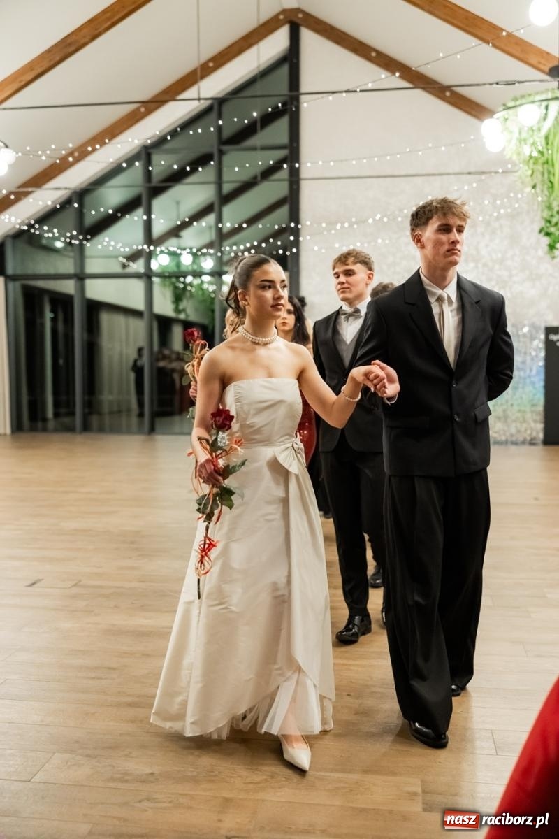 Zdjęcie w galerii na portalu naszraciborz.pl: ZSO nr 1 w Raciborzu po raz pierwszy bawi się na studniówce w Rudach [FOTO i WIDEO] wiadomości z regionu