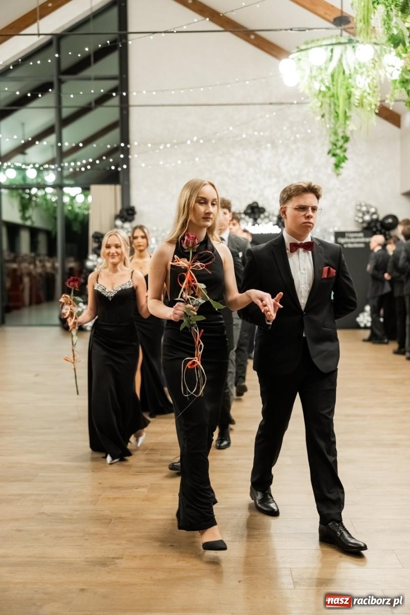 Zdjęcie w galerii na portalu naszraciborz.pl: ZSO nr 1 w Raciborzu po raz pierwszy bawi się na studniówce w Rudach [FOTO i WIDEO] wiadomości z regionu