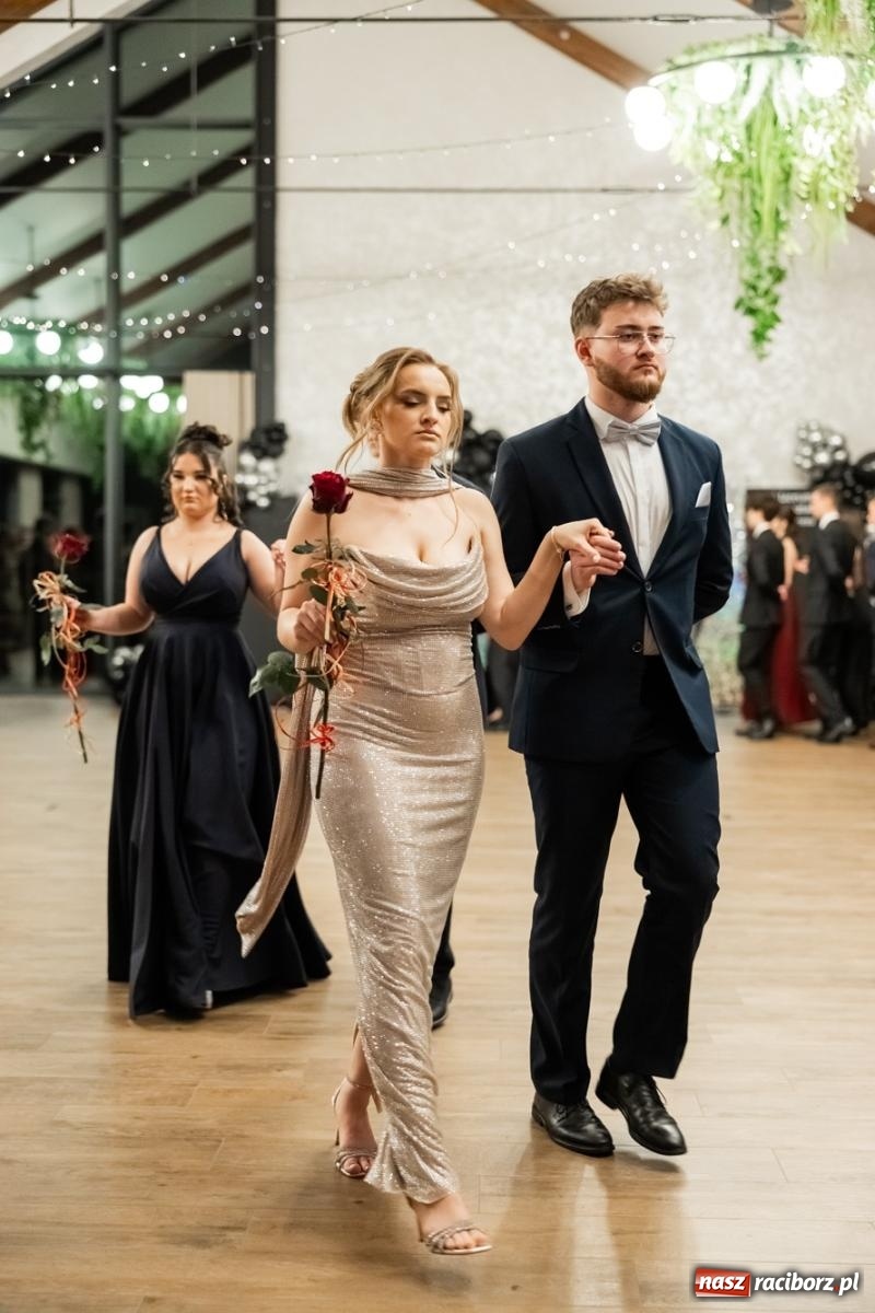 Zdjęcie w galerii na portalu naszraciborz.pl: ZSO nr 1 w Raciborzu po raz pierwszy bawi się na studniówce w Rudach [FOTO i WIDEO] wiadomości z regionu