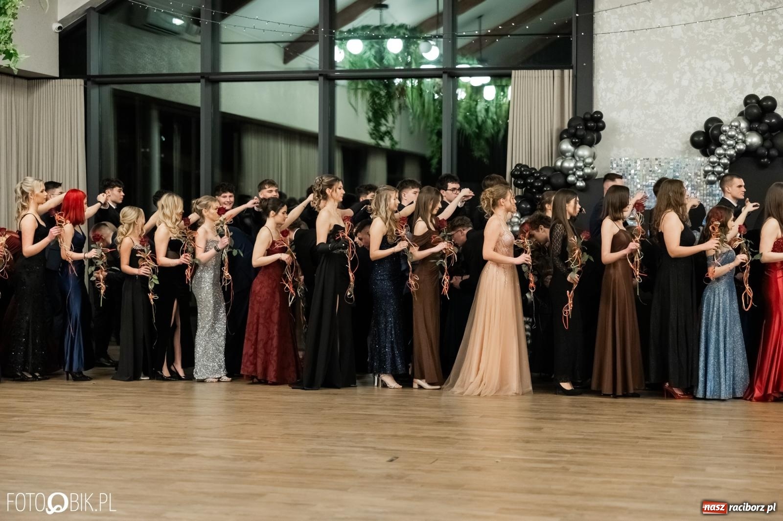 Zdjęcie w galerii na portalu naszraciborz.pl: ZSO nr 1 w Raciborzu po raz pierwszy bawi się na studniówce w Rudach [FOTO i WIDEO] wiadomości z regionu