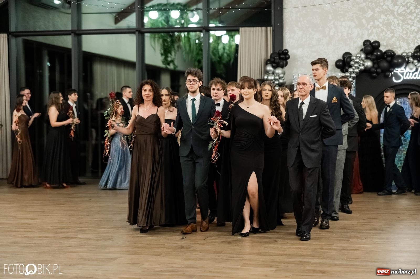 Zdjęcie w galerii na portalu naszraciborz.pl: ZSO nr 1 w Raciborzu po raz pierwszy bawi się na studniówce w Rudach [FOTO i WIDEO] wiadomości z regionu