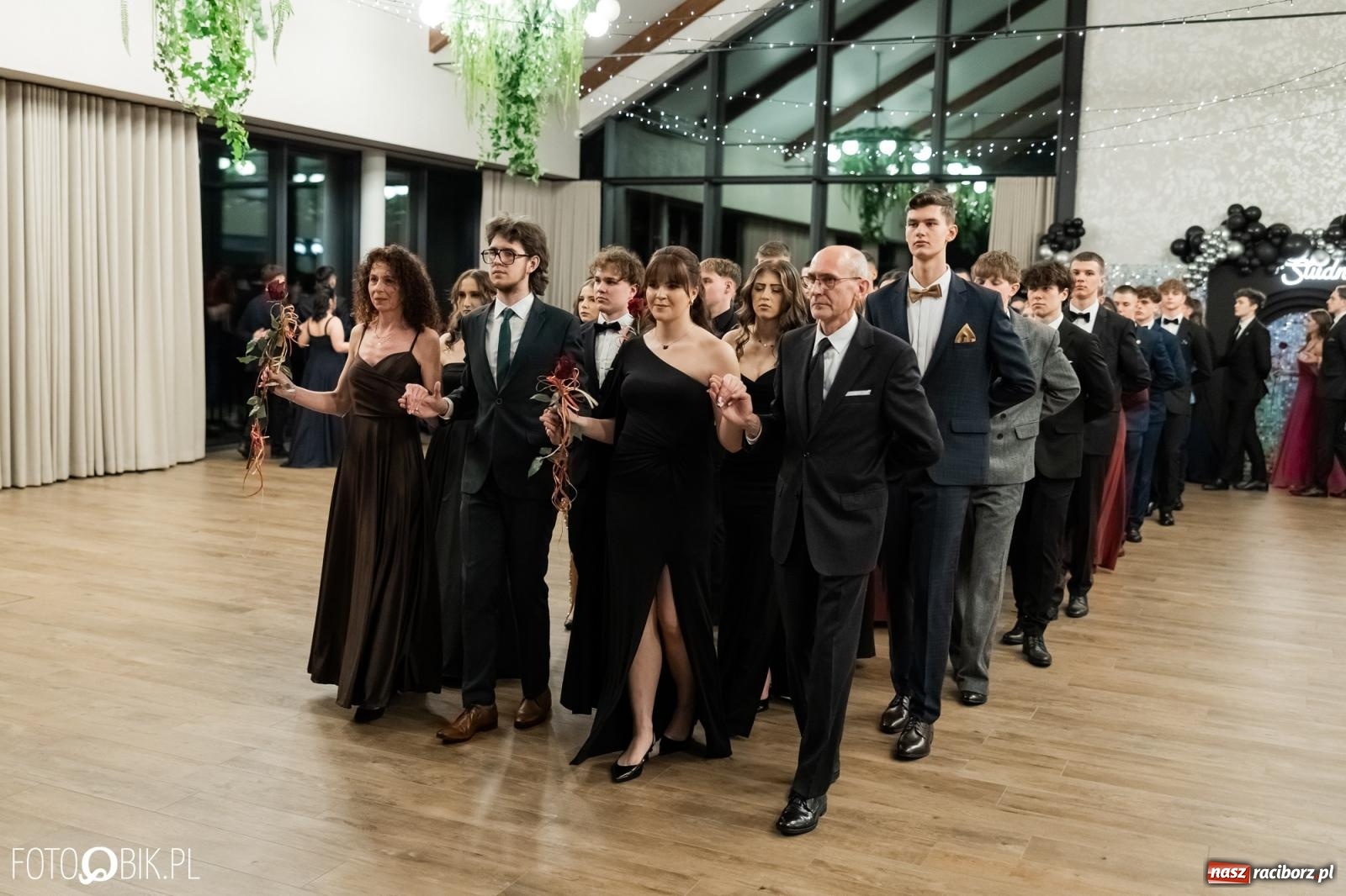 Zdjęcie w galerii na portalu naszraciborz.pl: ZSO nr 1 w Raciborzu po raz pierwszy bawi się na studniówce w Rudach [FOTO i WIDEO] wiadomości z regionu