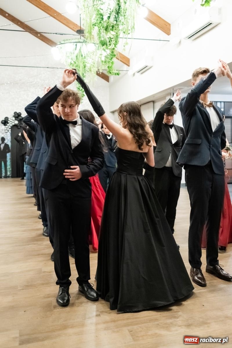 Zdjęcie w galerii na portalu naszraciborz.pl: ZSO nr 1 w Raciborzu po raz pierwszy bawi się na studniówce w Rudach [FOTO i WIDEO] wiadomości z regionu