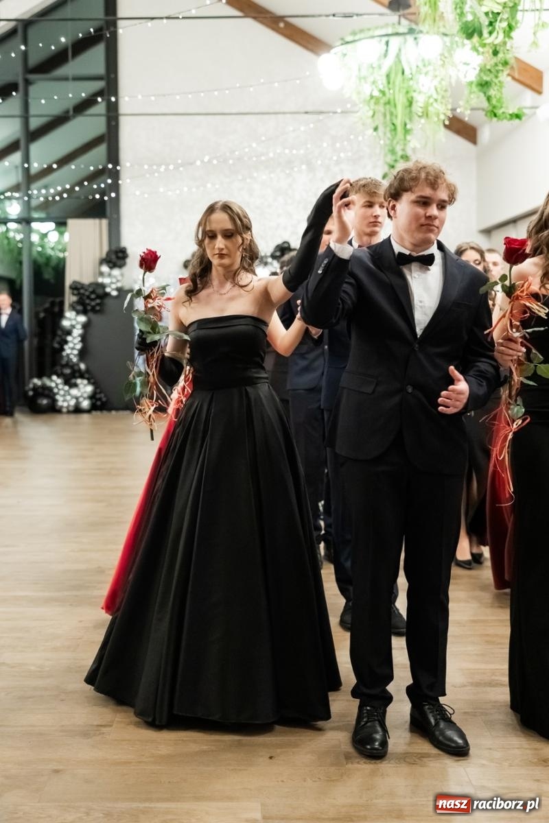 Zdjęcie w galerii na portalu naszraciborz.pl: ZSO nr 1 w Raciborzu po raz pierwszy bawi się na studniówce w Rudach [FOTO i WIDEO] wiadomości z regionu