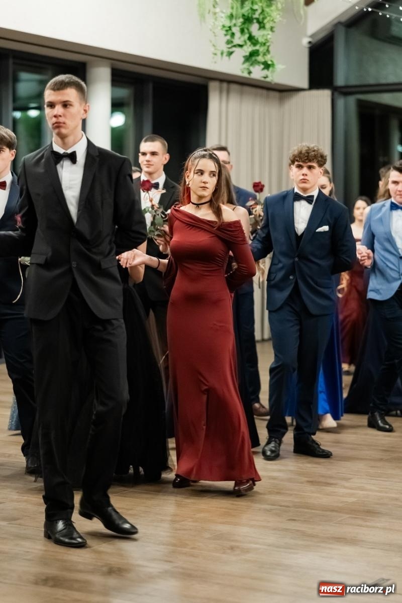 Zdjęcie w galerii na portalu naszraciborz.pl: ZSO nr 1 w Raciborzu po raz pierwszy bawi się na studniówce w Rudach [FOTO i WIDEO] wiadomości z regionu