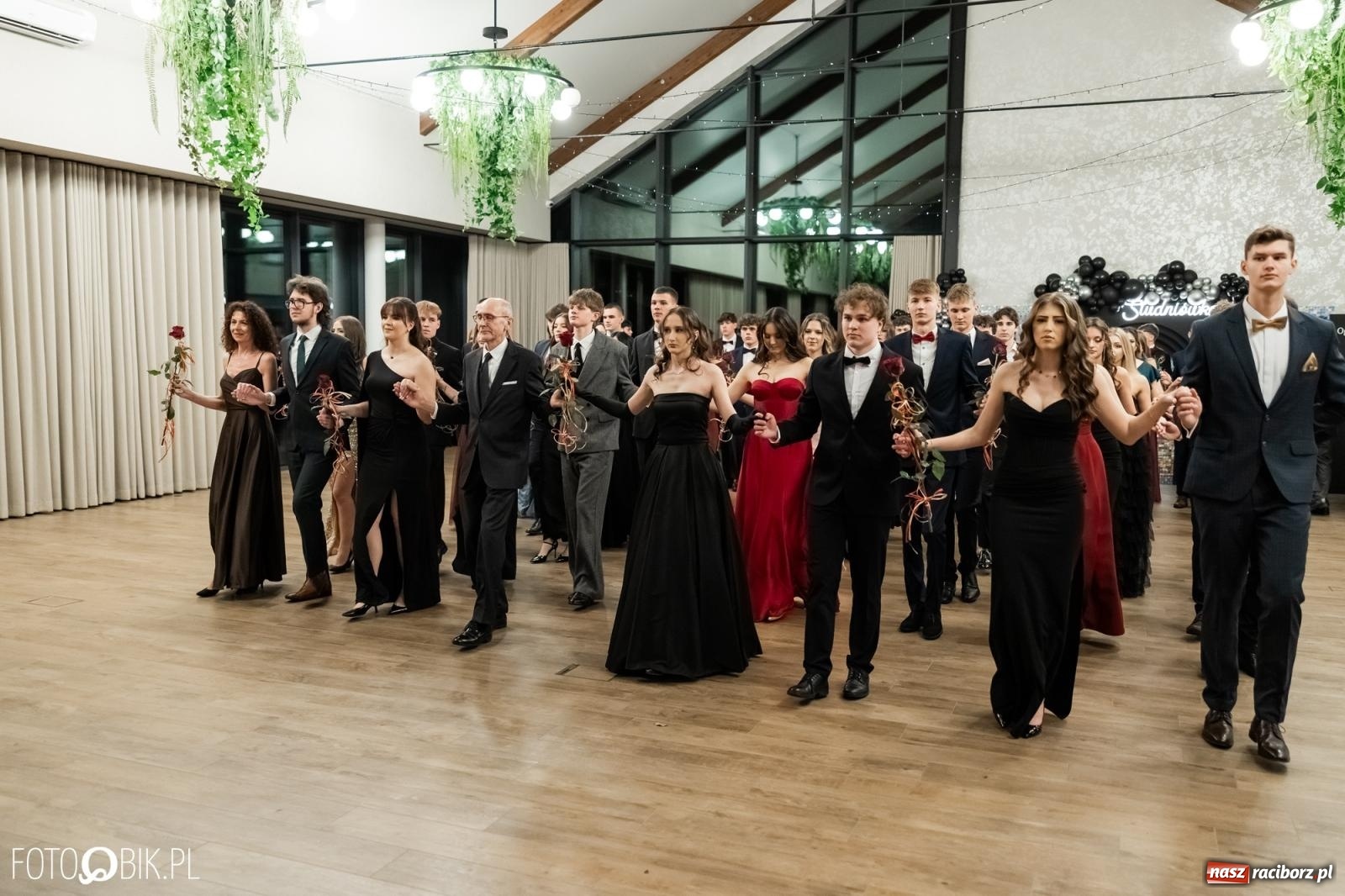 Zdjęcie w galerii na portalu naszraciborz.pl: ZSO nr 1 w Raciborzu po raz pierwszy bawi się na studniówce w Rudach [FOTO i WIDEO] wiadomości z regionu