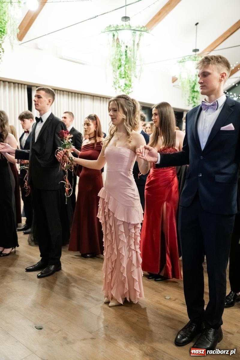 Zdjęcie w galerii na portalu naszraciborz.pl: ZSO nr 1 w Raciborzu po raz pierwszy bawi się na studniówce w Rudach [FOTO i WIDEO] wiadomości z regionu