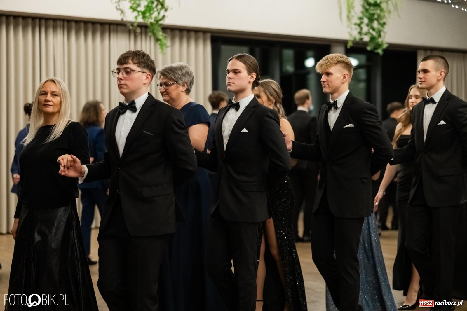 Zdjęcie w galerii na portalu naszraciborz.pl: ZSO nr 1 w Raciborzu po raz pierwszy bawi się na studniówce w Rudach [FOTO i WIDEO] wiadomości z regionu