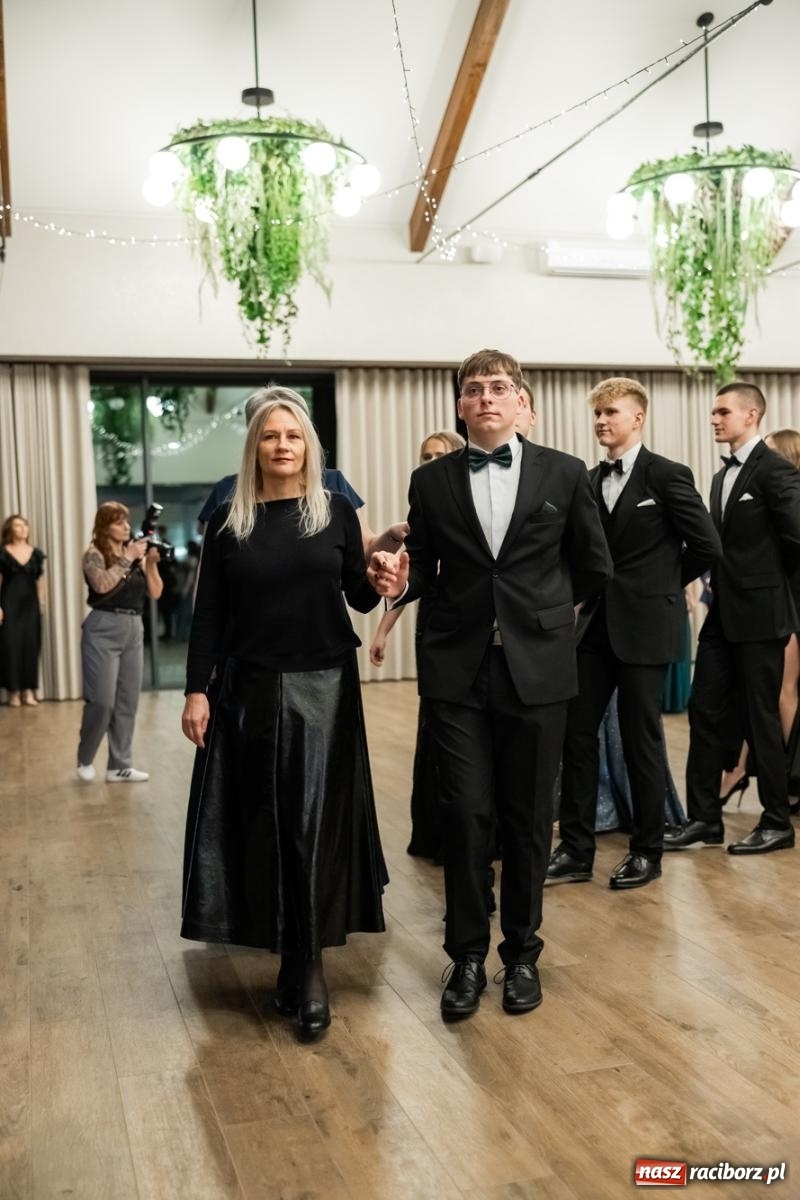 Zdjęcie w galerii na portalu naszraciborz.pl: ZSO nr 1 w Raciborzu po raz pierwszy bawi się na studniówce w Rudach [FOTO i WIDEO] wiadomości z regionu