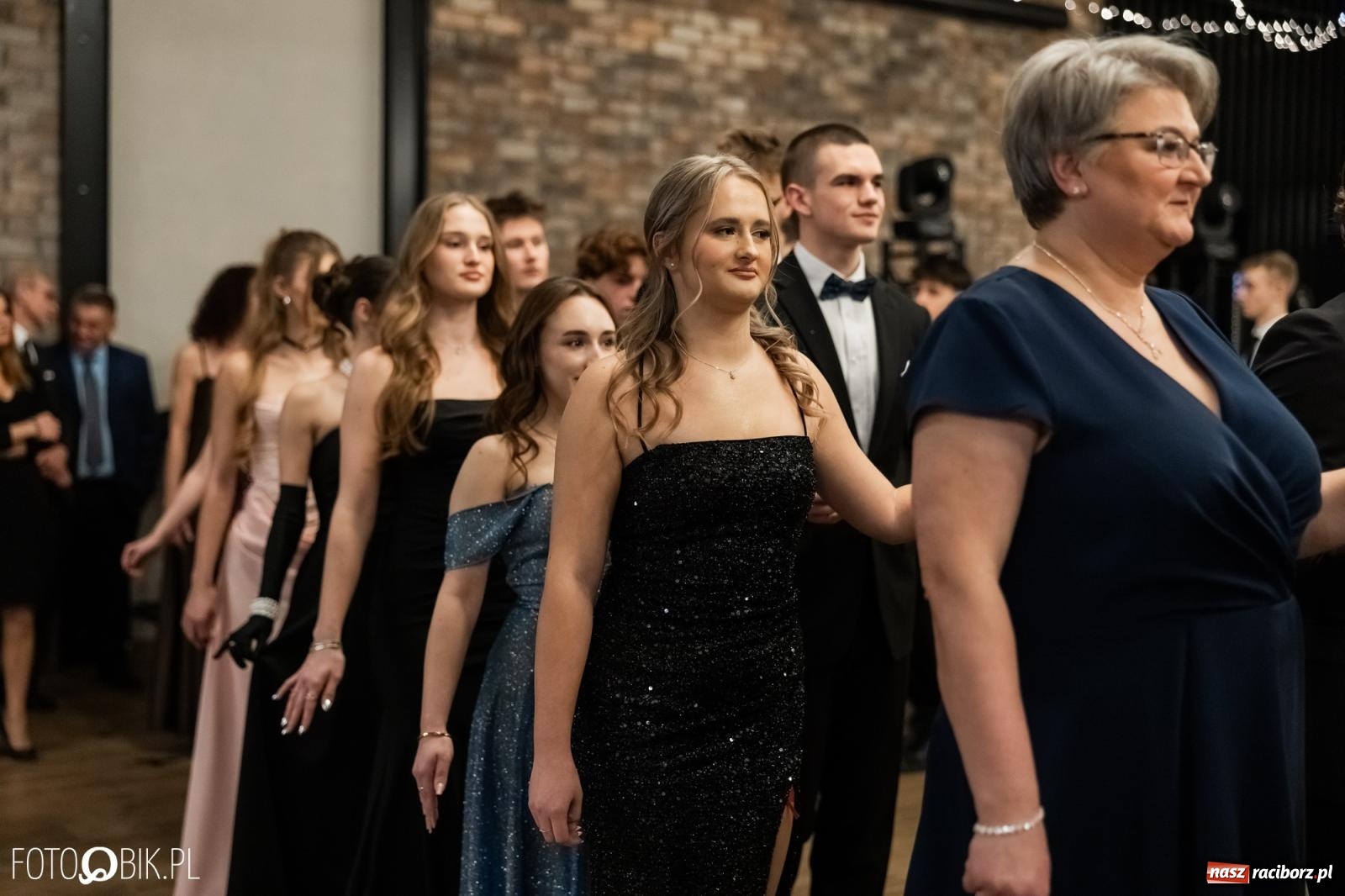 Zdjęcie w galerii na portalu naszraciborz.pl: ZSO nr 1 w Raciborzu po raz pierwszy bawi się na studniówce w Rudach [FOTO i WIDEO] wiadomości z regionu