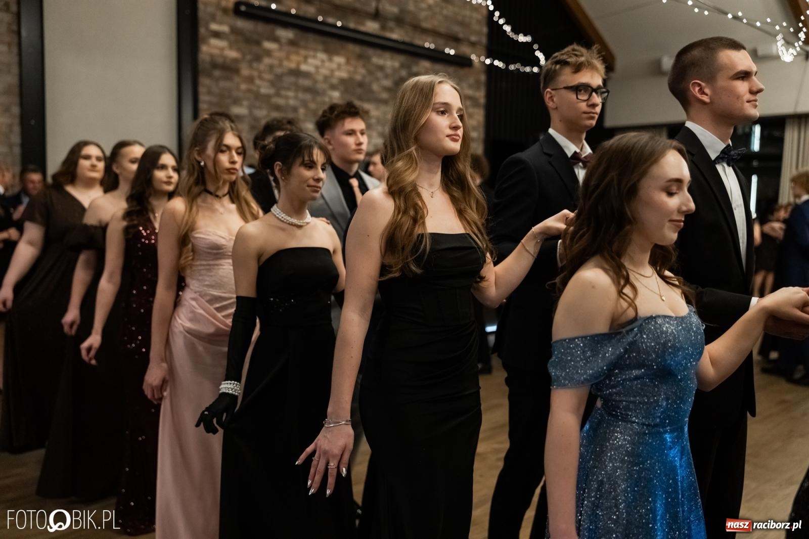 Zdjęcie w galerii na portalu naszraciborz.pl: ZSO nr 1 w Raciborzu po raz pierwszy bawi się na studniówce w Rudach [FOTO i WIDEO] wiadomości z regionu