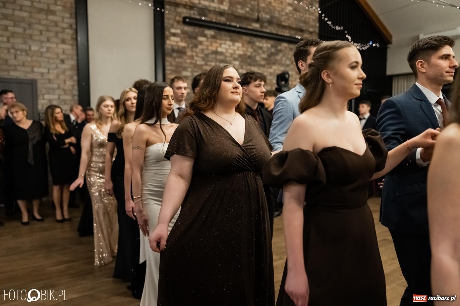 Zdjęcie w galerii na portalu naszraciborz.pl: ZSO nr 1 w Raciborzu po raz pierwszy bawi się na studniówce w Rudach [FOTO i WIDEO] wiadomości z regionu