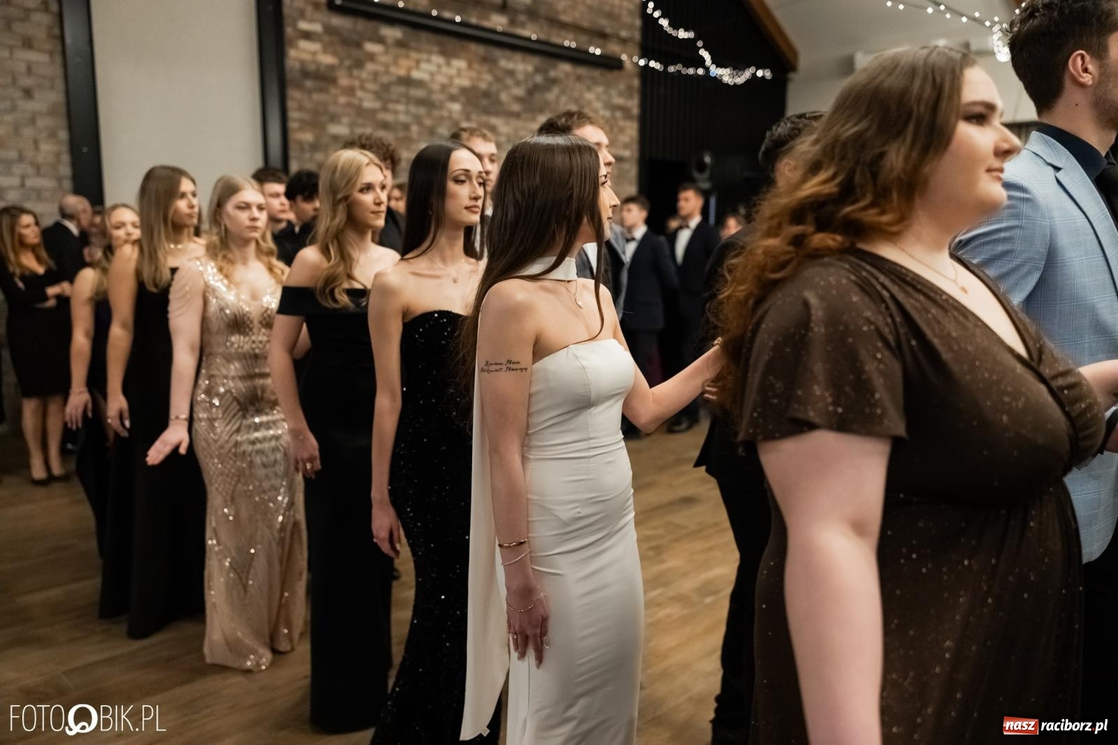 Zdjęcie w galerii na portalu naszraciborz.pl: ZSO nr 1 w Raciborzu po raz pierwszy bawi się na studniówce w Rudach [FOTO i WIDEO] wiadomości z regionu