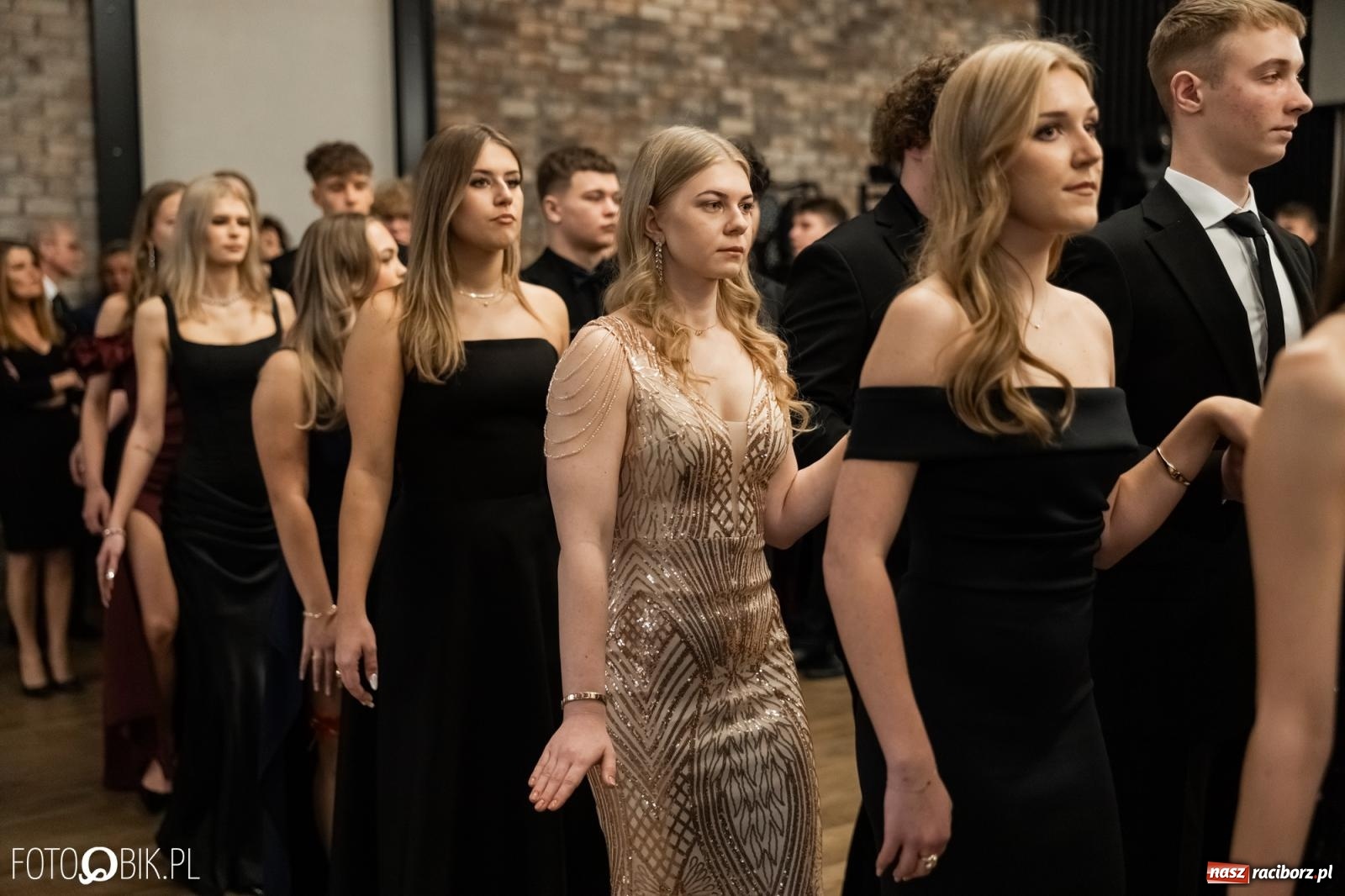 Zdjęcie w galerii na portalu naszraciborz.pl: ZSO nr 1 w Raciborzu po raz pierwszy bawi się na studniówce w Rudach [FOTO i WIDEO] wiadomości z regionu