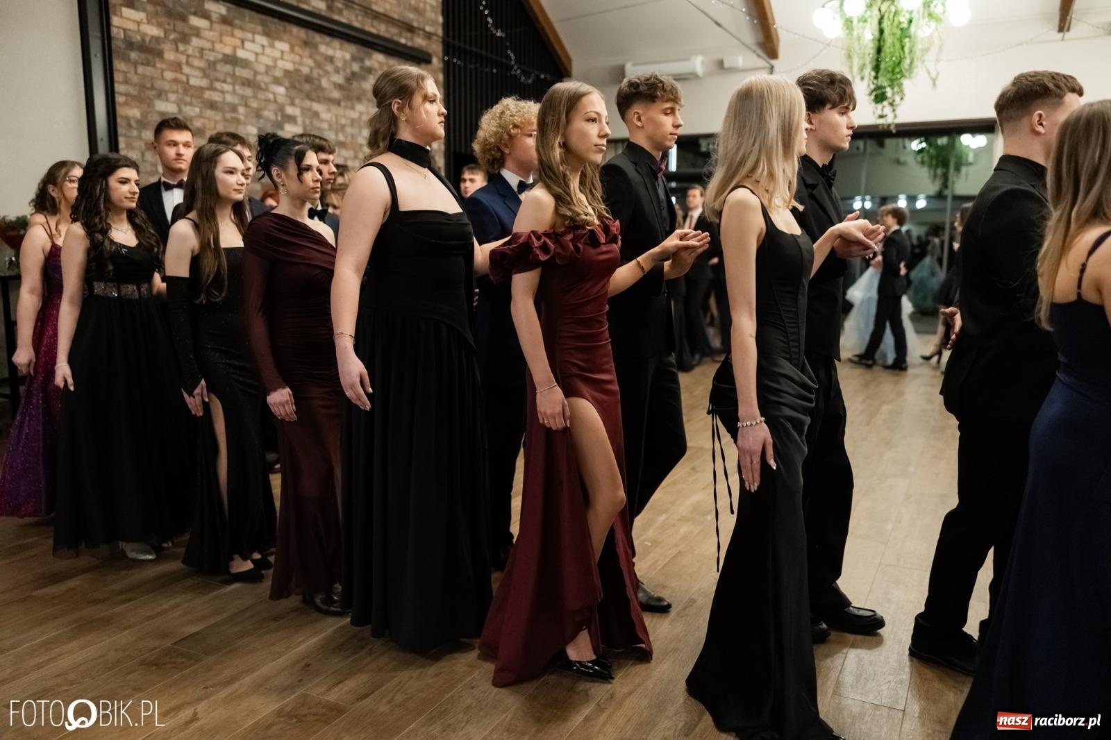 Zdjęcie w galerii na portalu naszraciborz.pl: ZSO nr 1 w Raciborzu po raz pierwszy bawi się na studniówce w Rudach [FOTO i WIDEO] wiadomości z regionu