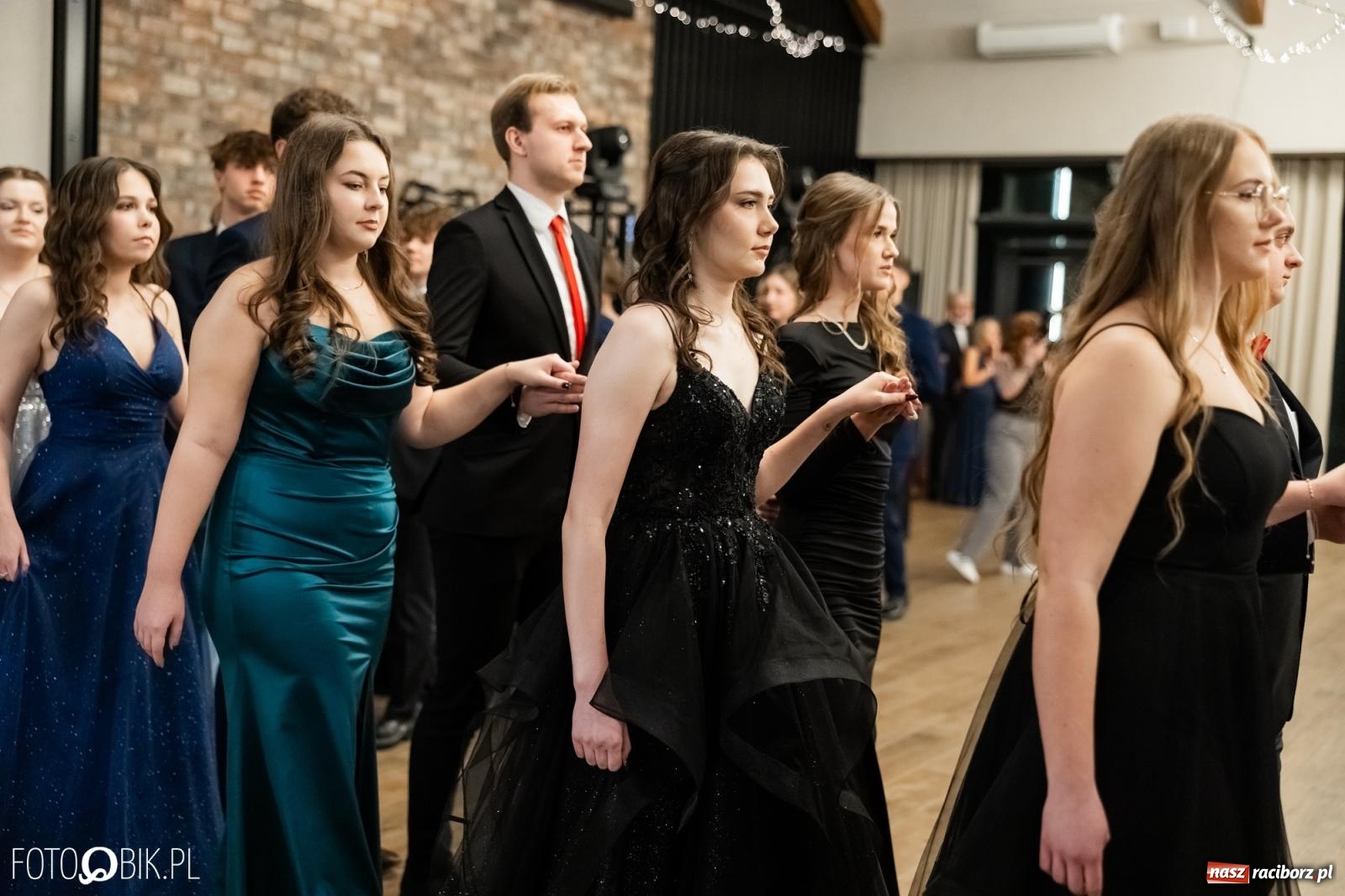 Zdjęcie w galerii na portalu naszraciborz.pl: ZSO nr 1 w Raciborzu po raz pierwszy bawi się na studniówce w Rudach [FOTO i WIDEO] wiadomości z regionu