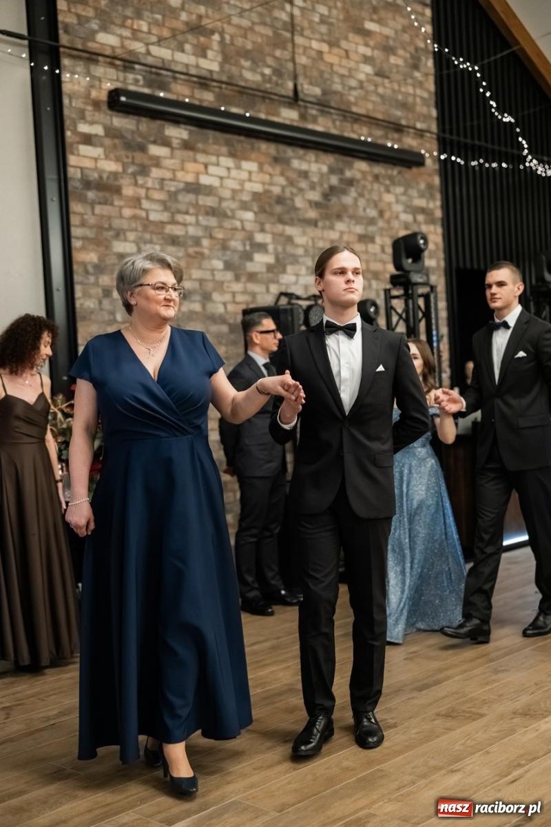 Zdjęcie w galerii na portalu naszraciborz.pl: ZSO nr 1 w Raciborzu po raz pierwszy bawi się na studniówce w Rudach [FOTO i WIDEO] wiadomości z regionu