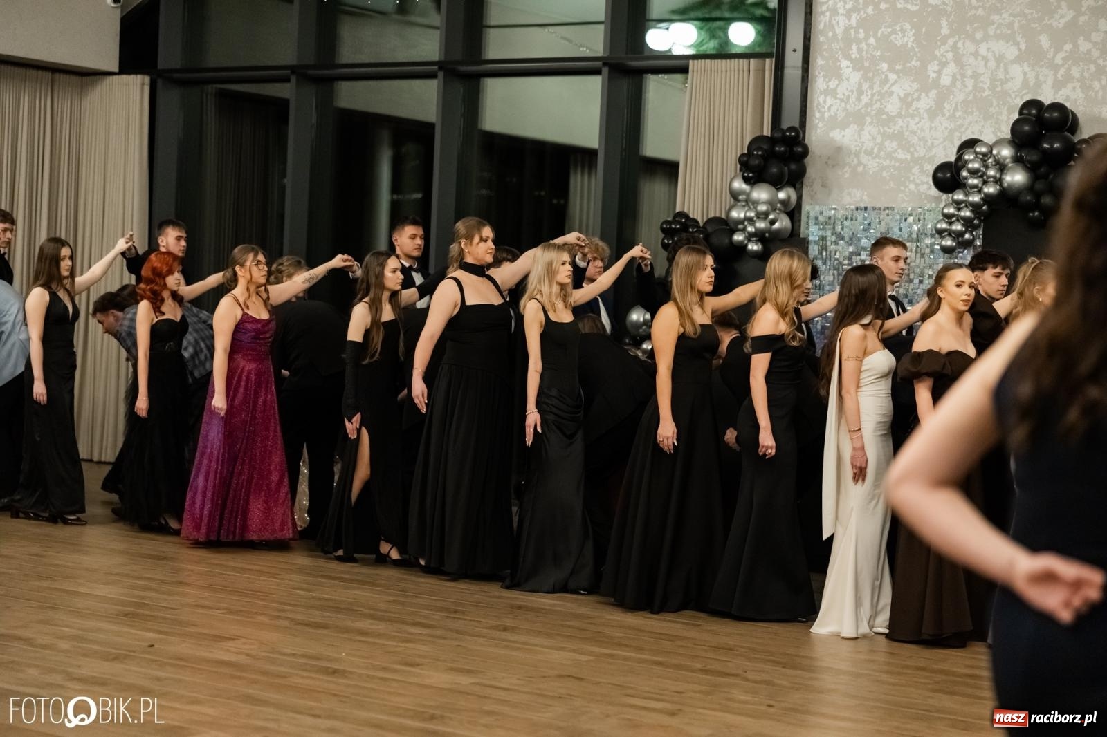 Zdjęcie w galerii na portalu naszraciborz.pl: ZSO nr 1 w Raciborzu po raz pierwszy bawi się na studniówce w Rudach [FOTO i WIDEO] wiadomości z regionu