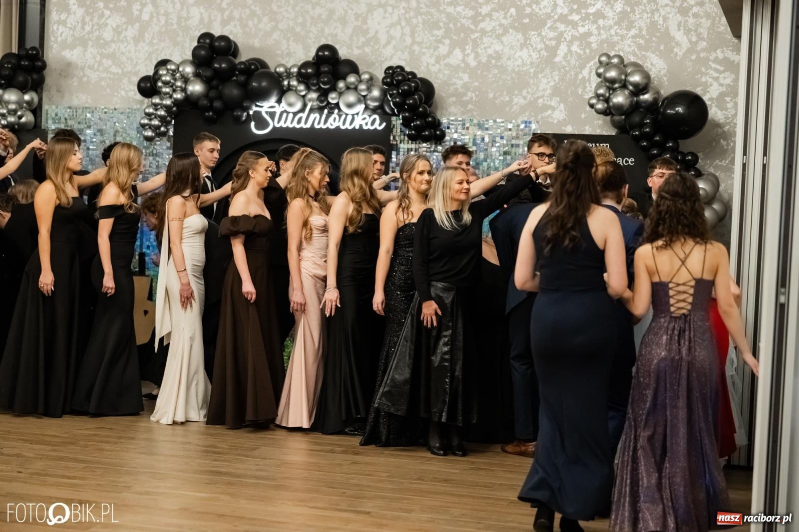 Zdjęcie w galerii na portalu naszraciborz.pl: ZSO nr 1 w Raciborzu po raz pierwszy bawi się na studniówce w Rudach [FOTO i WIDEO] wiadomości z regionu