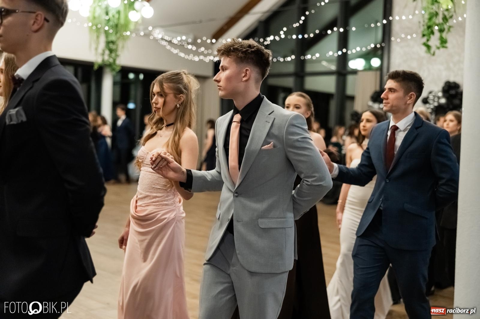 Zdjęcie w galerii na portalu naszraciborz.pl: ZSO nr 1 w Raciborzu po raz pierwszy bawi się na studniówce w Rudach [FOTO i WIDEO] wiadomości z regionu