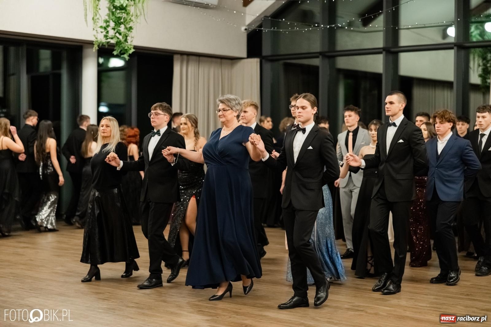 Zdjęcie w galerii na portalu naszraciborz.pl: ZSO nr 1 w Raciborzu po raz pierwszy bawi się na studniówce w Rudach [FOTO i WIDEO] wiadomości z regionu