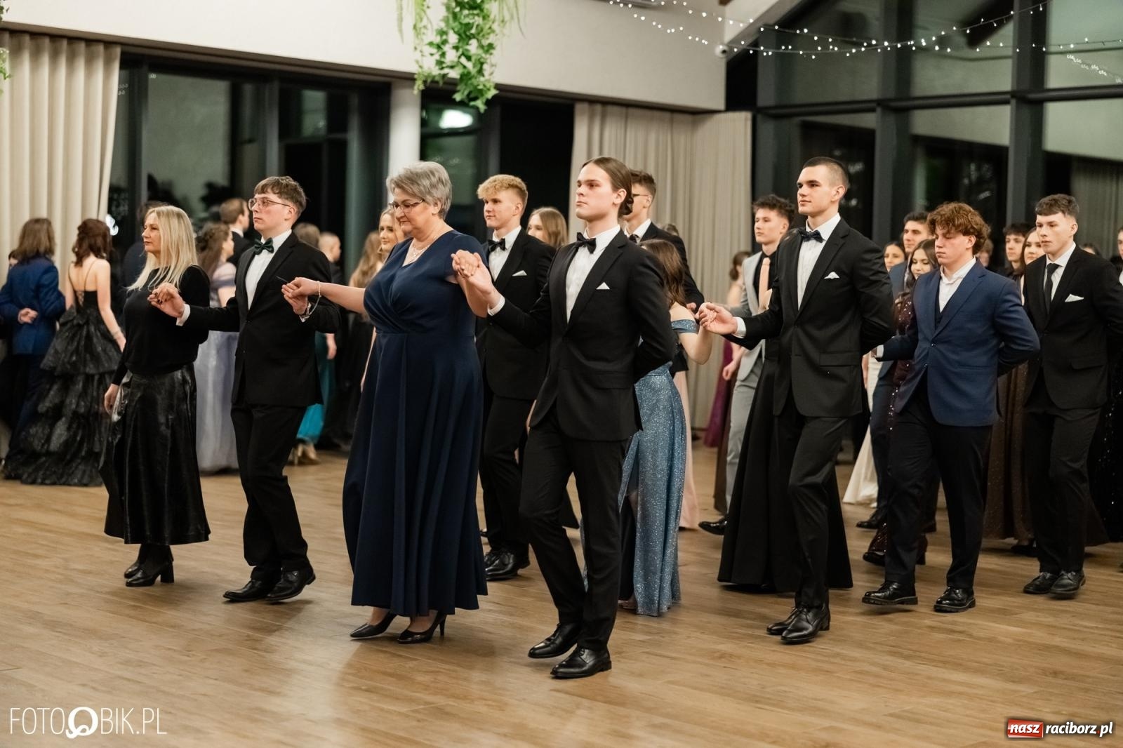 Zdjęcie w galerii na portalu naszraciborz.pl: ZSO nr 1 w Raciborzu po raz pierwszy bawi się na studniówce w Rudach [FOTO i WIDEO] wiadomości z regionu