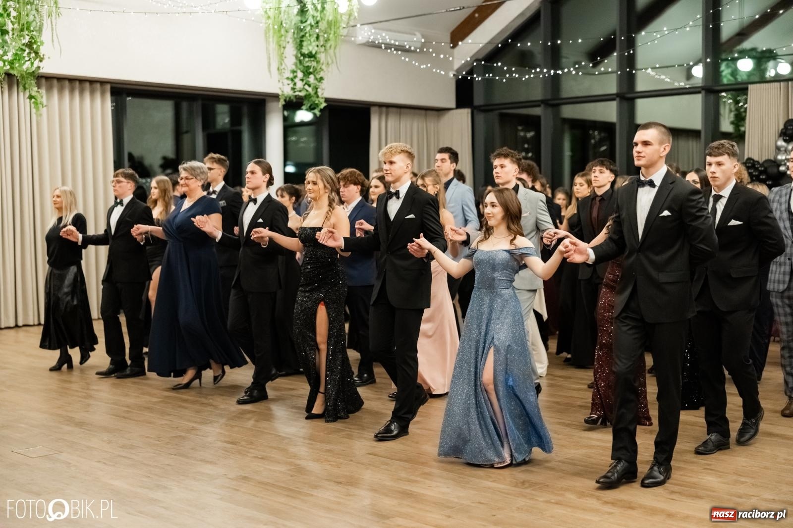 Zdjęcie w galerii na portalu naszraciborz.pl: ZSO nr 1 w Raciborzu po raz pierwszy bawi się na studniówce w Rudach [FOTO i WIDEO] wiadomości z regionu