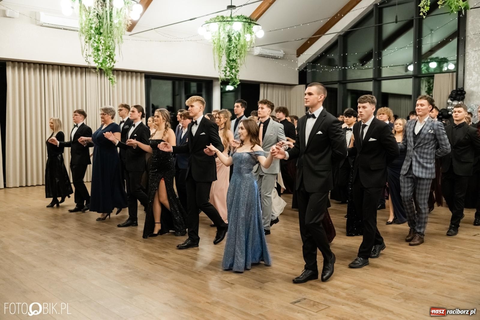 Zdjęcie w galerii na portalu naszraciborz.pl: ZSO nr 1 w Raciborzu po raz pierwszy bawi się na studniówce w Rudach [FOTO i WIDEO] wiadomości z regionu