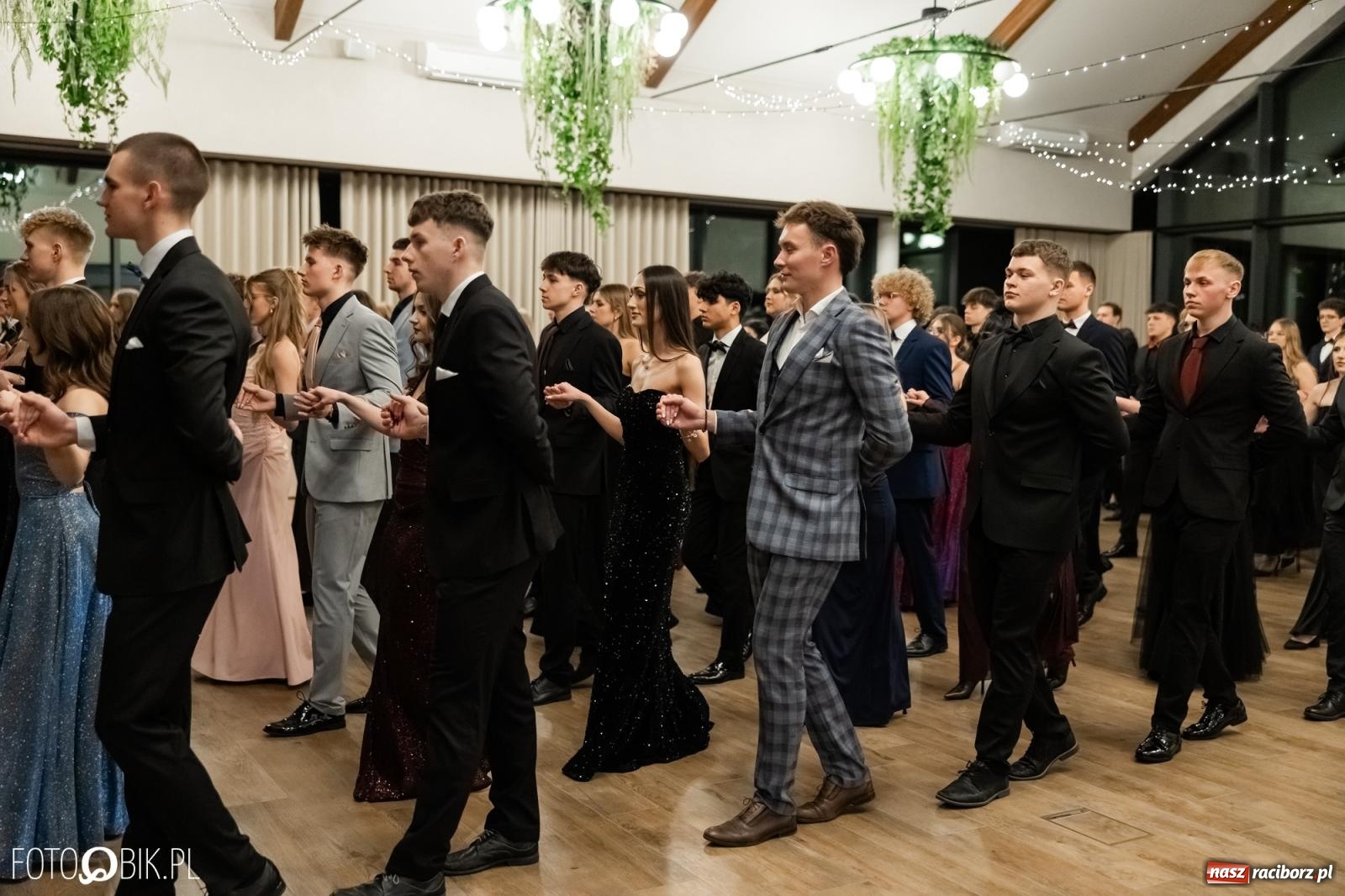 Zdjęcie w galerii na portalu naszraciborz.pl: ZSO nr 1 w Raciborzu po raz pierwszy bawi się na studniówce w Rudach [FOTO i WIDEO] wiadomości z regionu