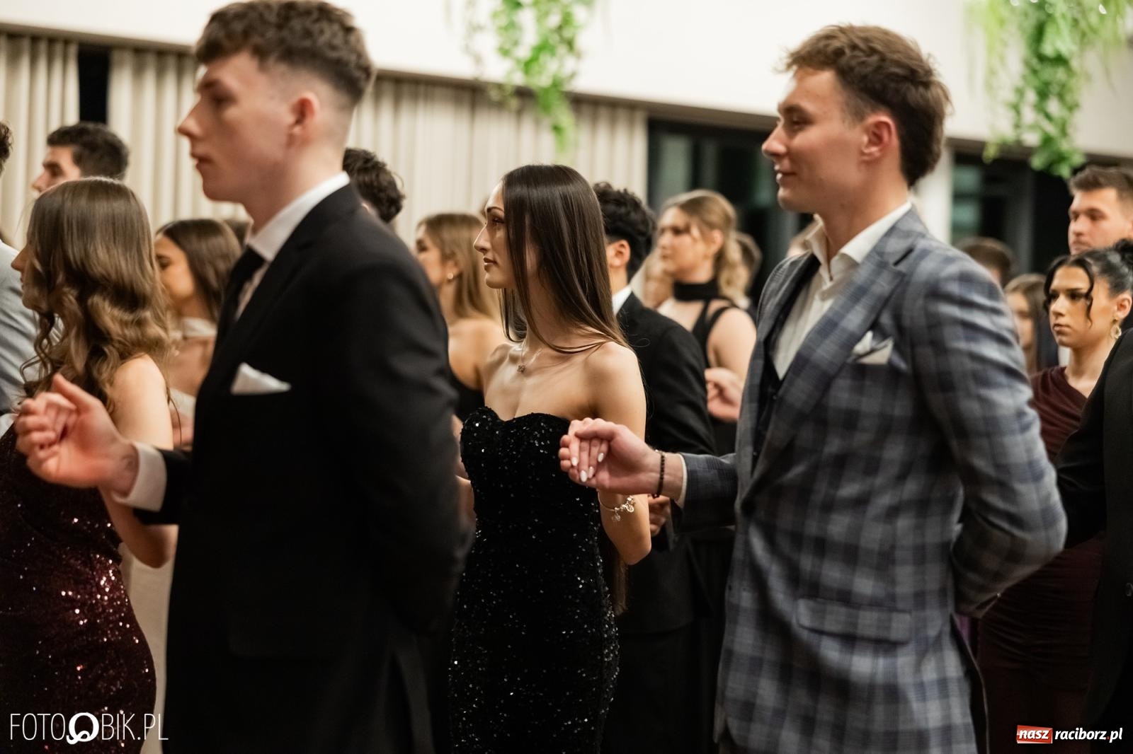 Zdjęcie w galerii na portalu naszraciborz.pl: ZSO nr 1 w Raciborzu po raz pierwszy bawi się na studniówce w Rudach [FOTO i WIDEO] wiadomości z regionu