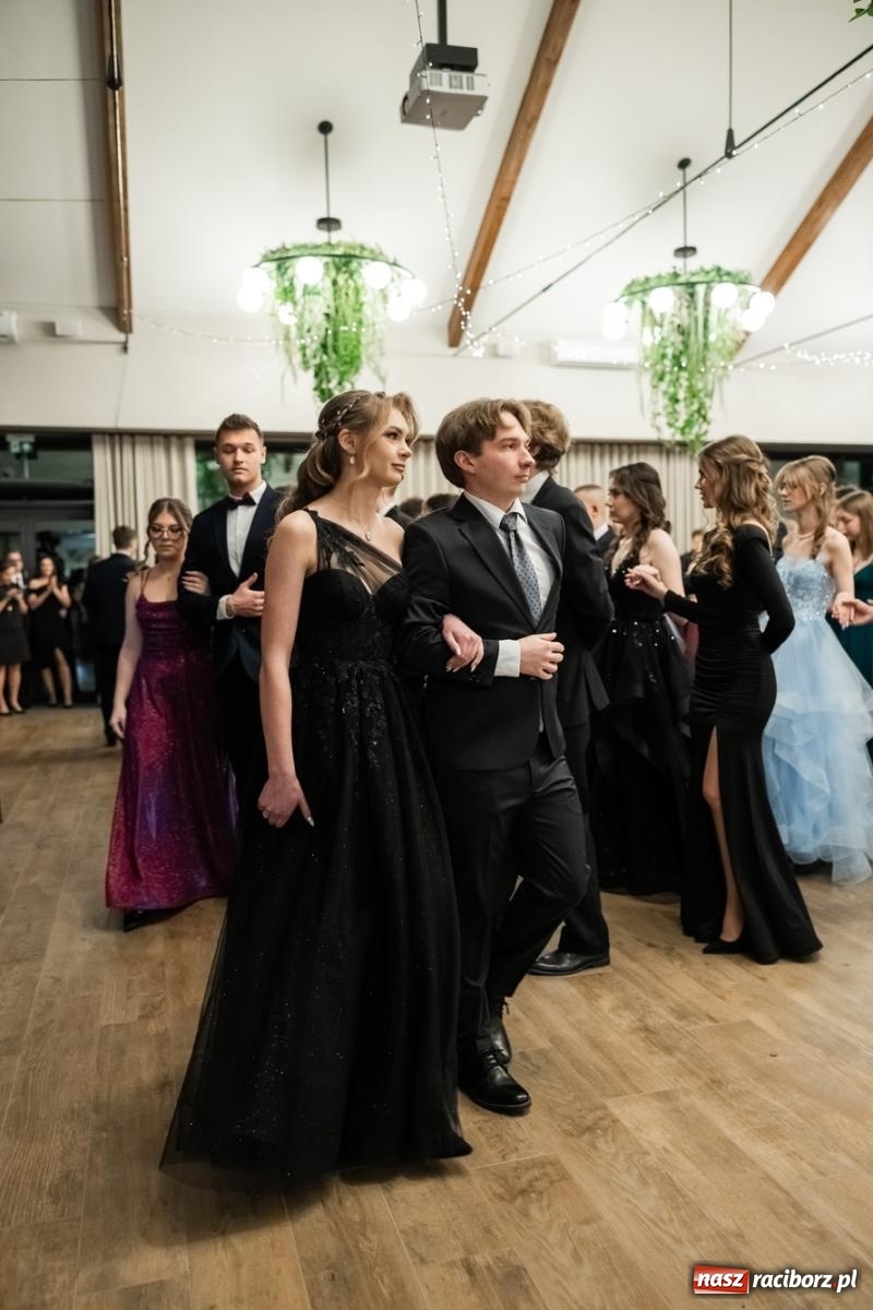 Zdjęcie w galerii na portalu naszraciborz.pl: ZSO nr 1 w Raciborzu po raz pierwszy bawi się na studniówce w Rudach [FOTO i WIDEO] wiadomości z regionu