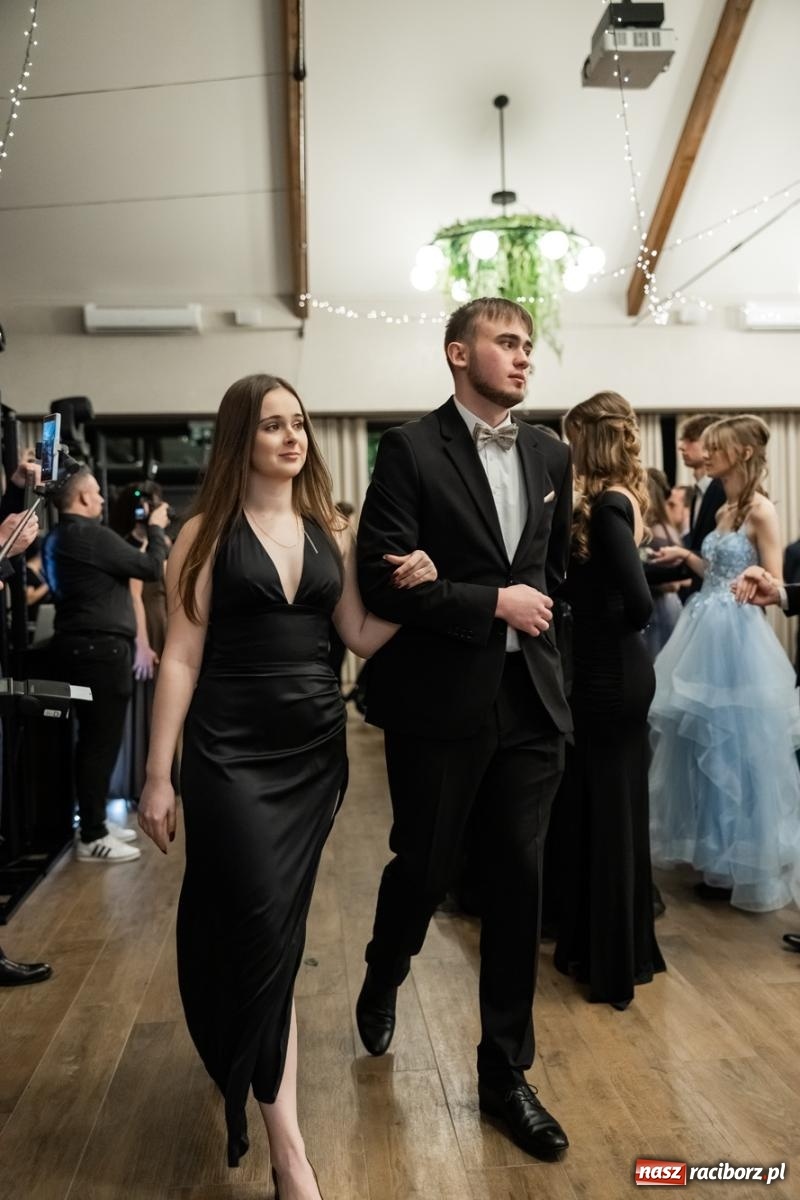 Zdjęcie w galerii na portalu naszraciborz.pl: ZSO nr 1 w Raciborzu po raz pierwszy bawi się na studniówce w Rudach [FOTO i WIDEO] wiadomości z regionu