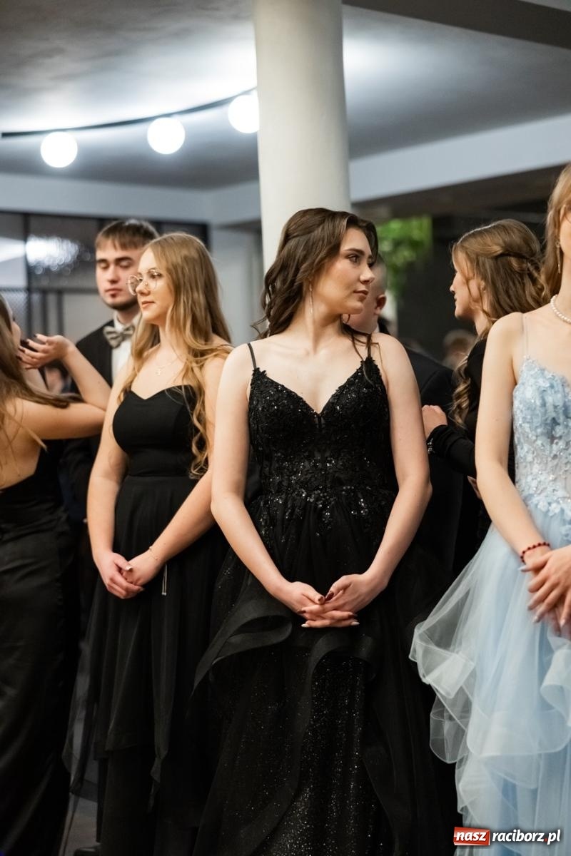 Zdjęcie w galerii na portalu naszraciborz.pl: ZSO nr 1 w Raciborzu po raz pierwszy bawi się na studniówce w Rudach [FOTO i WIDEO] wiadomości z regionu