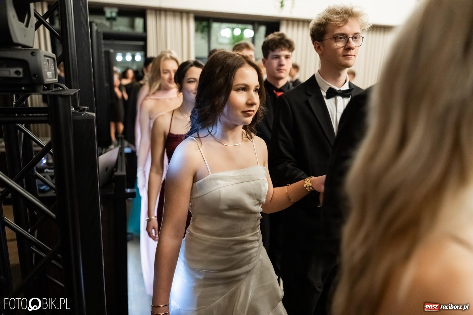 Zdjęcie w galerii na portalu naszraciborz.pl: ZSO nr 1 w Raciborzu po raz pierwszy bawi się na studniówce w Rudach [FOTO i WIDEO] wiadomości z regionu