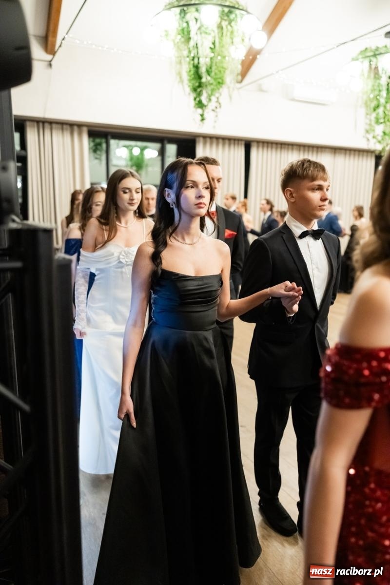 Zdjęcie w galerii na portalu naszraciborz.pl: ZSO nr 1 w Raciborzu po raz pierwszy bawi się na studniówce w Rudach [FOTO i WIDEO] wiadomości z regionu