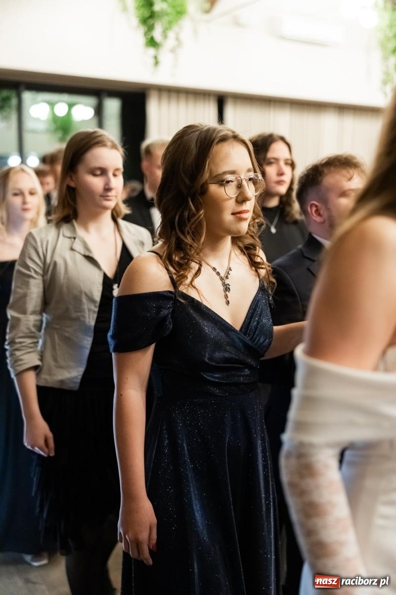 Zdjęcie w galerii na portalu naszraciborz.pl: ZSO nr 1 w Raciborzu po raz pierwszy bawi się na studniówce w Rudach [FOTO i WIDEO] wiadomości z regionu