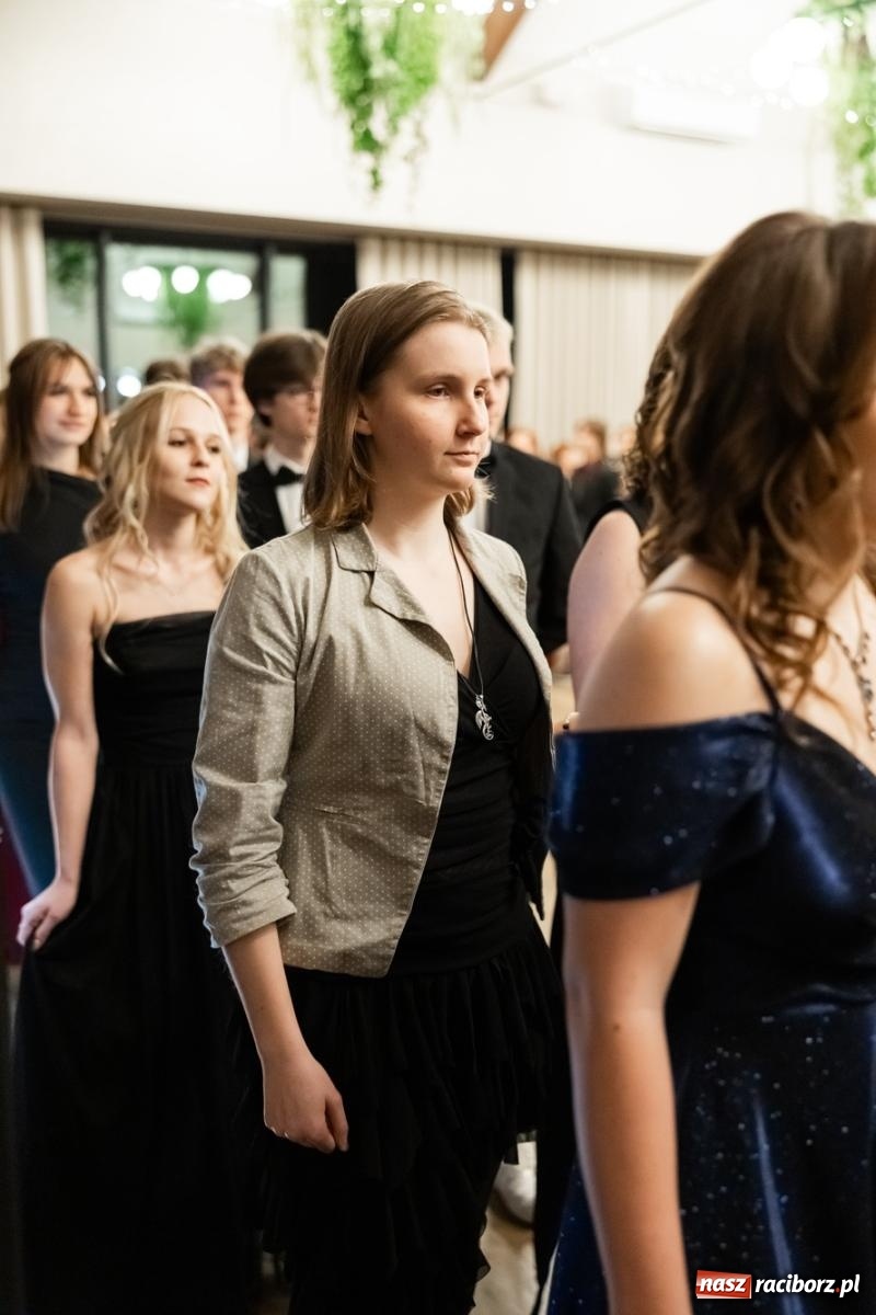 Zdjęcie w galerii na portalu naszraciborz.pl: ZSO nr 1 w Raciborzu po raz pierwszy bawi się na studniówce w Rudach [FOTO i WIDEO] wiadomości z regionu